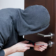 Policija opozarja na trik z lepilno nitko: tako vlomilci preverjajo, ali je dom prazen