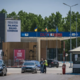 Izstrelek med ruskim napadom zadel avtobus na meji med Moldavijo in Ukrajino, poškodovan policist