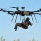 Ranjenega vojaka z bojišča prvič odpeljal leteči reševalni dron