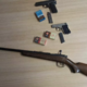 DROGA NI BILA EDINO PRESENEČENJE: Policisti odkrili še puško, pištoli in 118 nabojev (FOTO)