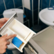 Mnogi šele zdaj odkrivajo, čemu služi ta plastični del v pralnem stroju