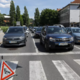 Po prehitevanju v škarje trčil v drug avto in pristal v varnostni ograji