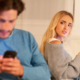 Partner je ob vas, a ves čas na telefonu? To lahko načne vajin odnos
