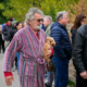 Na volišče kar v kopalnem plašču in s psom v naročju