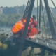 Rusi zadeli oblegan most v Kijevu, poln avtomobilov
