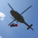 Poškodovanega morali izvleči izpod tovornjaka