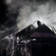 (FOTO) Ogenj zajel počitniško hiško, gasilce ovirali sončni paneli