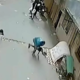 Junak: ujel otroka, ki je padel z balkona