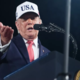Trump poskrbel za nov incident, novinarju zabrusil, naj utihne: »Ste bolni?«