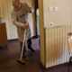 Dobra plača, konec meseca pa minus: revščina med nami, ki se skriva za zaprtimi vrati