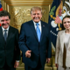 Isti nasmeh, isti palec: kako je Trump na fotografijah z različnimi voditelji ostal skoraj negiben?