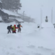 Smučali izven urejenih prog: po snežnem plazu pogrešajo deset smučarjev
