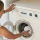 Strokovnjaki opozarjajo: Pranje perila pri nizki temperaturi lahko negativno vpliva na zdravje