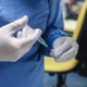 Služili s cepivom proti covidu-19, sedaj odpuščajo in zapirajo tovarne