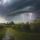 Meteorološko poletje se začenja burno: delu Slovenije grozijo silovita neurja