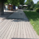 Luknje in žeblji na leseni pešpoti le začasno sanirani
