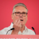 Starmer odložil poskus odstavitve do septembra