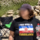 Burni odzivi na omrežjih: Slovenka v Vodicah nosila majico s kontroverznim napisom