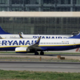 Ryanair kljub krepki rasti v minulem poslovnem letu opozarja na negotovost