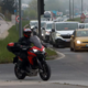 Poseben jezik motoristov: Zakaj nekateri odpirajo in zapirajo pest, ko vas srečajo?