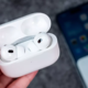 Apple pripravlja slušalke airpods z vgrajeno kamero