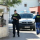 Policija: osumljeni je nevaren, ostanite doma. V mestu odpovedan pouk