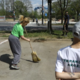 Namesto zarisa črt pokosili travo in pometli parkirišča