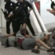 (VIDEO) Španski humanitarci preživeli izraelski pripor, doma pa so jih pričakali pendreki