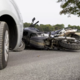 Pijan motorist prehiteval avto in se vanj zaletel