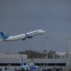 (VIDEO) Boeing med pristajanjem zadel drog cestne razsvetljave: na srečo žrtev ni bilo