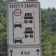 Inštruktorica opozorila na nov znak: veliko voznikov ne ve, kaj pomeni »voziti v zamiku«