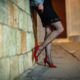 Bankir partnerko posiljeval, mučil in silil v prostitucijo z okoli 500 moškimi