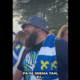 Znani voditelj navijaču zastavil »prepovedano« vprašanje in poskrbel za viralni hit