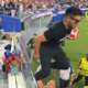 (VIDEO) Želel vdreti na zelenico, a že takoj končal pod kupom redarjev