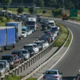 Nesreča na gorenjski avtocesti, promet je močno oviran