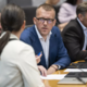 Poslanec Mijič na dopustu, medtem žena išče nove delavce