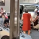 (VIDEO) Cestni bes: Kolesar brutalno nad voznico avta