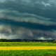 Meteorologi pojasnjujejo: Zakaj se ob močnih nevihtah oblaki obarvajo zelenkasto?