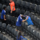 Ko so videle posnetke navijačev, ki čistijo stadion, so bile zgrožene: »Zakaj tega ne počnete doma?«
