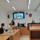 Pravosodne policiste ogrožal z elektriko, sodnici zdaj kaže hrbet