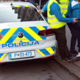 Tatove na parkirišču med poroko zasačil v avtu speč svat