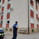 Mladoletni sin mamo našel v mlaki krvi, oče na begu