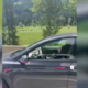 (VIDEO) V tesli spala pri hitrosti 100 km/h, zadaj pa dva majhna otroka