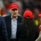 Predsednik s kapo zbodel Donalda Trumpa in postal zvezda družbenih omrežji