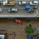 Poplave v Indiji uničujejo domove: še nikoli ni bilo tako hudo