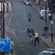 Filmska aretacija: policist v civilu iskanega ubežnika taktično zbil s kolesa