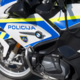 Avtomobil pristal na strehi, poškodovani trije mladi