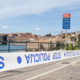 Zaradi parkirnega mesta 65-letnika potisnil po stopnicah