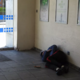 Prazne besede za zidovi nedotakljivih, za stanovalce varnostnik pred vrati »supermesta«