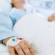 Usodna napaka v bolnišnici: medicinska sestra pred sodiščem zaradi smrti pacientke